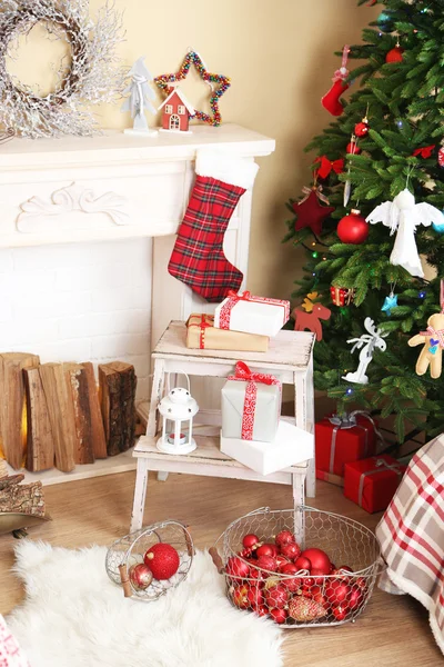 Kaunis joulun sisustus sohvalla, koristeellinen takka ja kuusen — kuvapankkivalokuva