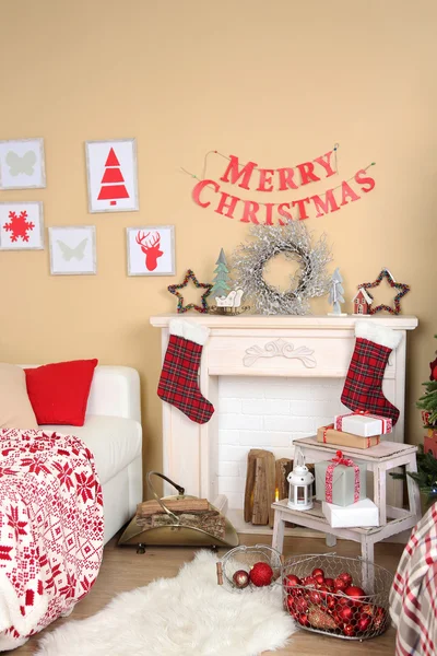 Vackra jul inredning med soffa, dekorativ eldstad och fir tree — Stockfoto