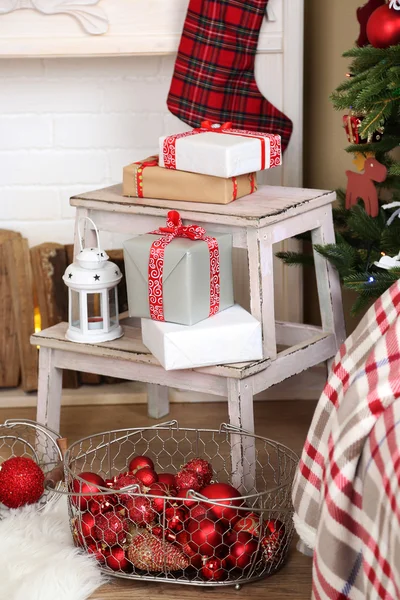 Schöne weihnachtliche Einrichtung mit Sofa, dekorativem Kamin und Tannenbaum — Stockfoto