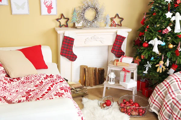 Prachtige Kerstmis interieur met Bank, decoratieve open haard en fir tree — Stockfoto