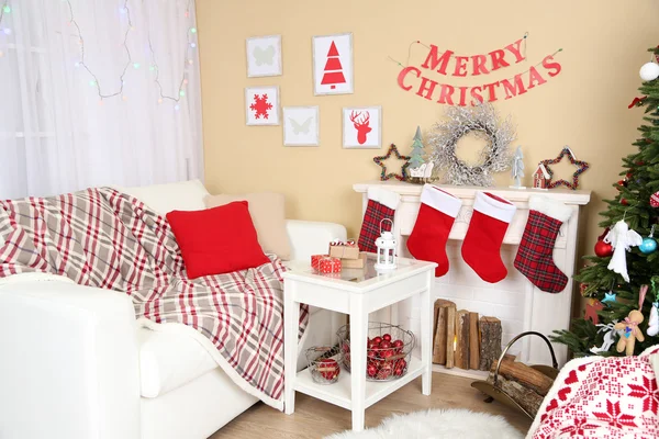 Piękne wnętrza Boże Narodzenie z sofą, ozdobny kominek i świerk — Zdjęcie stockowe