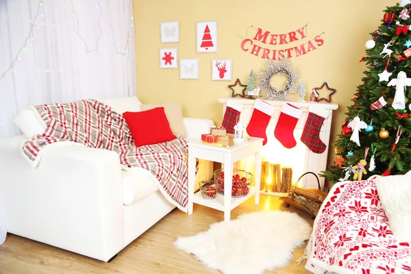 Красивый рождественский интерьер с диваном, декоративным камином и елкой — стоковое фото