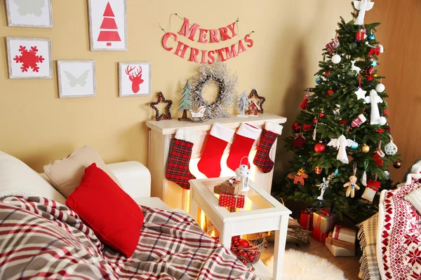 Bel intérieur de Noël avec canapé, cheminée décorative et sapin — Photo