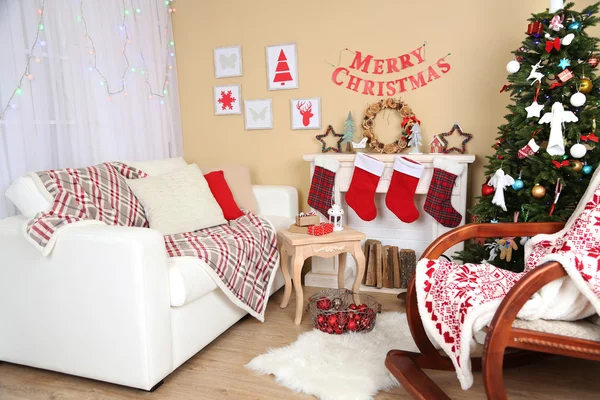 Beautiful Christmas interior with sofa, decorative fireplace and fir tree — Stock Photo, Image