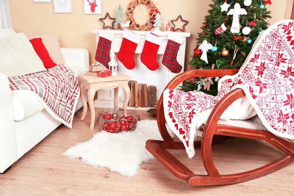 Hermoso interior de Navidad con sofá, chimenea decorativa y abeto — Foto de Stock