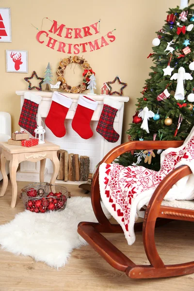 Hermoso interior de Navidad con sofá, chimenea decorativa y abeto —  Fotos de Stock