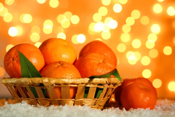 Friss, érett mandarin a hó, a háttérben fény — Stock Fotó