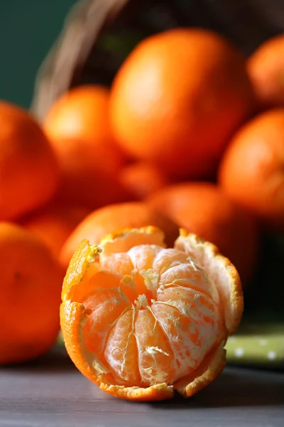 Mandarines fraîches mûres dans un panier en osier, gros plan — Photo