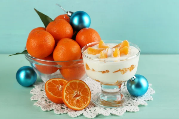 Desert de lapte gustos cu bucăți proaspete de mandarină în castron de sticlă, pe fundal de lemn color — Fotografie, imagine de stoc
