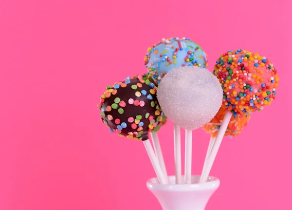 Süße Cake Pops in der Vase auf rosa Hintergrund — Stockfoto