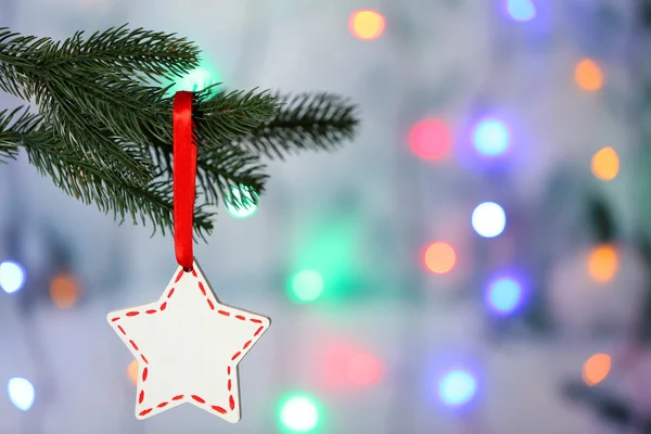 Handgjorda juldekorationer hängande på julgran på suddig bakgrund — Stockfoto