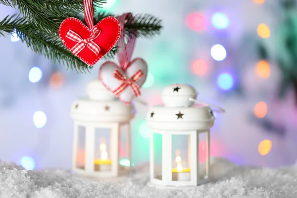 Decorazioni natalizie fatte a mano appese all'albero di Natale su sfondo sfocato — Foto Stock