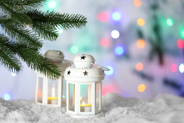 背景をぼかした写真の雪のクリスマス ツリーの下のランタン — ストック写真
