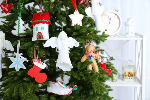 Decoraciones hechas a mano de Navidad en el árbol de Navidad sobre fondo claro —  Fotos de Stock