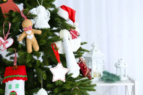 Decoraciones hechas a mano de Navidad en el árbol de Navidad sobre fondo claro —  Fotos de Stock