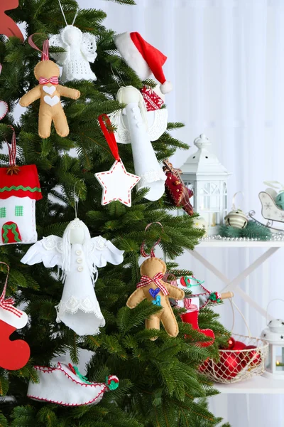 Natale decorazioni fatte a mano su albero di Natale su sfondo interno casa luce — Foto Stock