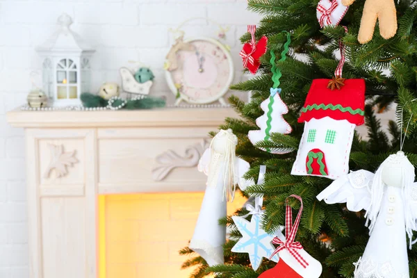 Décorations de Noël faites à la main sur arbre de Noël sur fond intérieur de la maison lumière — Photo