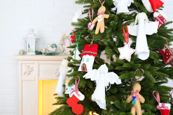 Natale decorazioni fatte a mano su albero di Natale su sfondo interno casa luce — Foto Stock