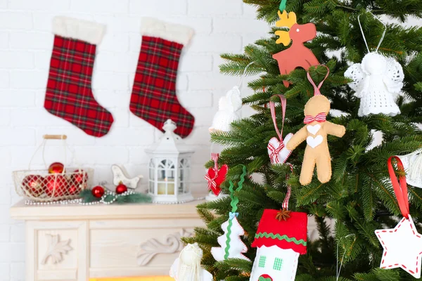 Handgjorda juldekorationer på julgran på ljus hem inredning bakgrund — Stockfoto