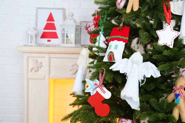 Decoraciones hechas a mano de Navidad en el árbol de Navidad en el fondo interior de la casa luz —  Fotos de Stock
