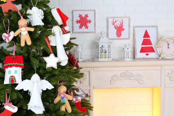 Decoraciones hechas a mano de Navidad en el árbol de Navidad en el fondo interior de la casa luz — Foto de Stock