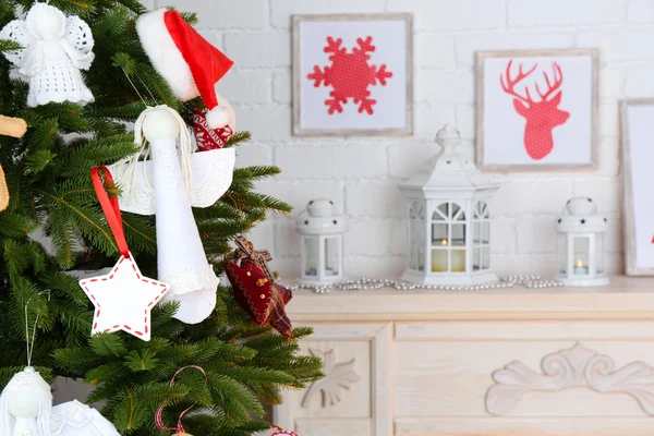 Weihnachten handgefertigte Dekorationen am Weihnachtsbaum auf hellem Home Interieur Hintergrund — Stockfoto