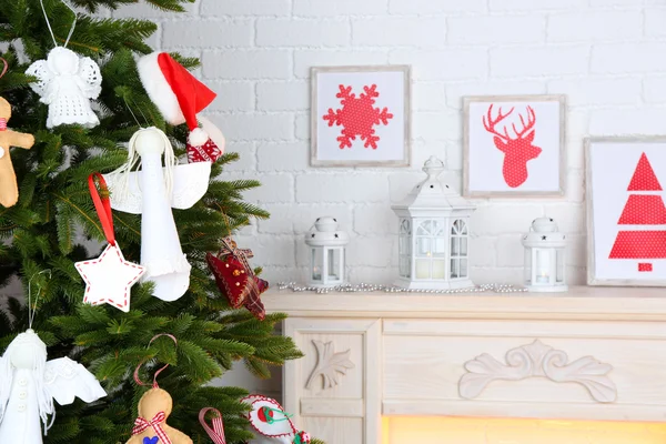 Décorations de Noël faites à la main sur arbre de Noël sur fond intérieur de la maison lumière — Photo