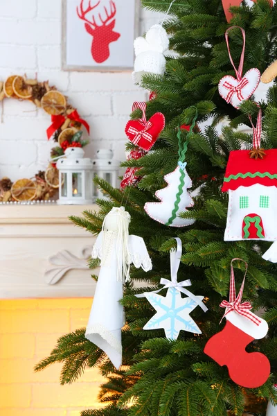 Decoraciones hechas a mano de Navidad en el árbol de Navidad en el fondo interior de la casa luz —  Fotos de Stock