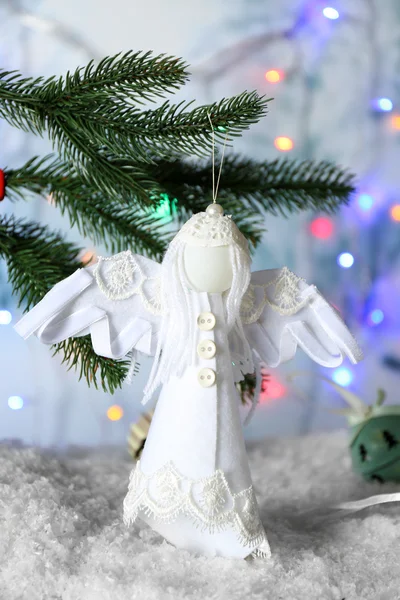 Рождественское украшение ручной работы висит на размытом фоне — стоковое фото
