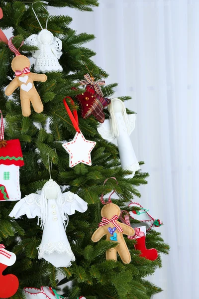 Рождественские украшения ручной работы на елке на светлом фоне — стоковое фото