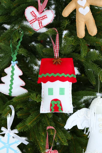 Decoraciones hechas a mano de Navidad en el fondo del árbol de Navidad —  Fotos de Stock