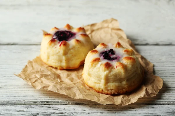 Délicieux cheesecakes, sur table en bois — Photo