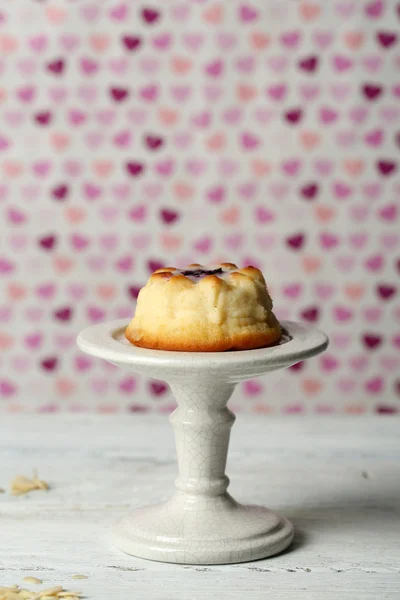 Delicioso pastel de queso sobre mesa de madera, sobre fondo de color — Foto de Stock