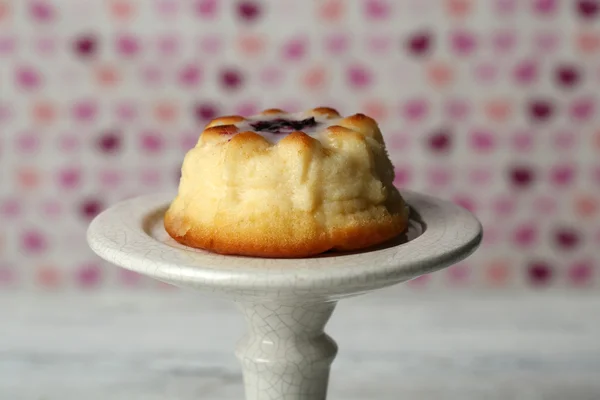 Renk arka plan üzerinde ahşap masa üzerinde lezzetli peynirli kek — Stok fotoğraf