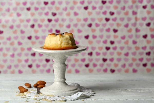 Délicieux gâteau au fromage sur table en bois, sur fond de couleur — Photo