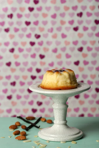 Köstlicher Käsekuchen auf Holztisch, auf farbigem Hintergrund — Stockfoto