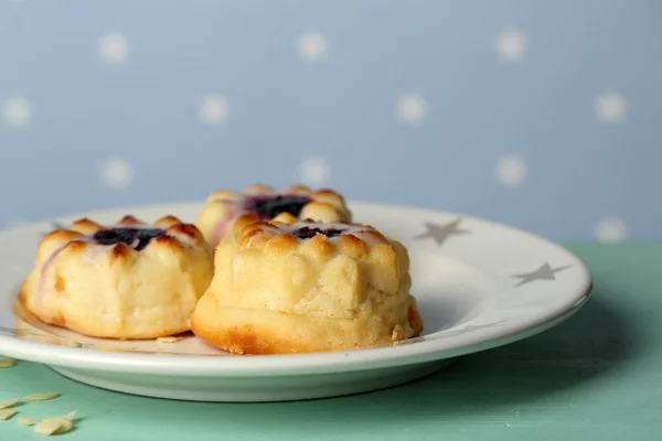 Köstlicher Käsekuchen auf dem Tisch, auf farbigem Hintergrund — Stockfoto