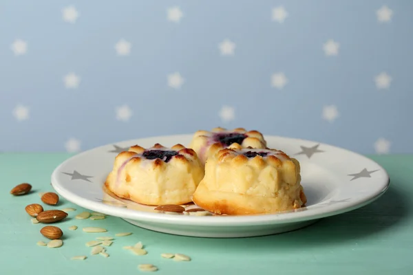 Delicioso pastel de queso en la mesa, sobre fondo de color — Foto de Stock