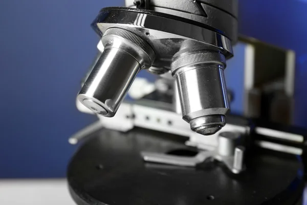 Microscoop op kleur achtergrond, close-up — Stockfoto