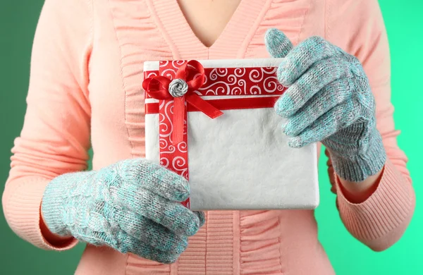 Coffret cadeau en main féminine sur fond de couleur — Photo