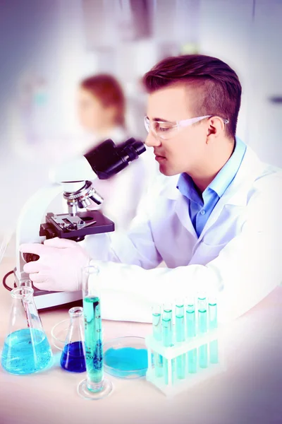 Junge männliche Forscher, die wissenschaftliche Forschung im Labor betreiben — Stockfoto