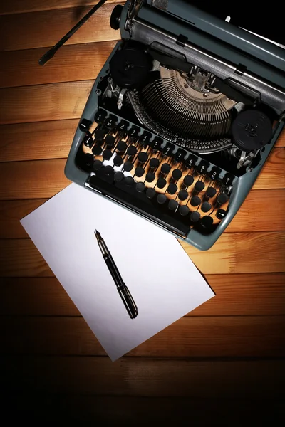 Uma máquina de escrever antiga. Máquina de máquina de escrever vintage na mesa de madeira — Fotografia de Stock