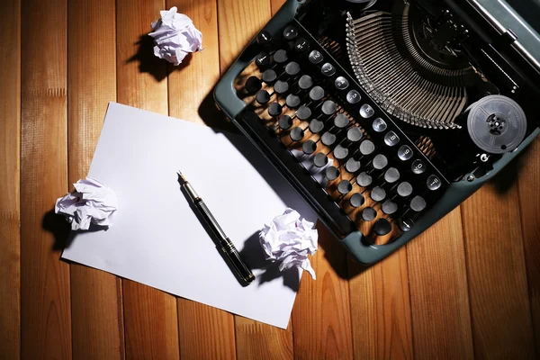 Antique Typewriter. Vintage Typewriter Machine on wooden table — Stock Photo, Image