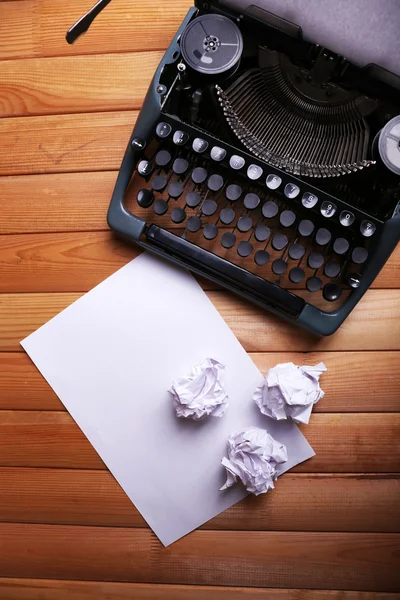 Antique Typewriter. Vintage Typewriter Machine on wooden table — Stock Photo, Image