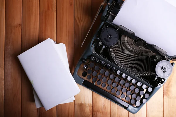 Ancienne machine à écrire. Machine à écrire vintage sur table en bois — Photo