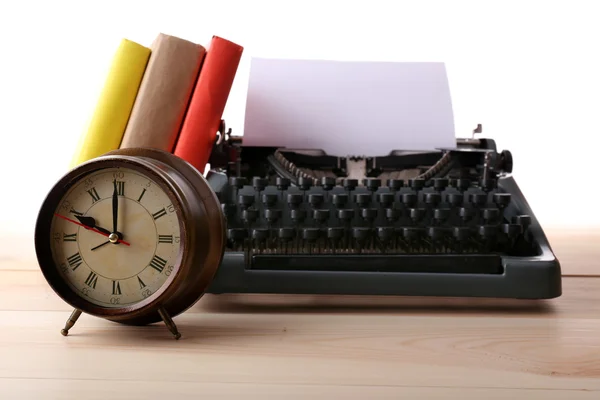 Masina de scris vintage si ceas pe masa — Fotografie, imagine de stoc
