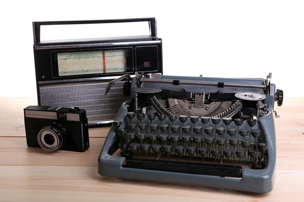 Античная пишущая машинка. Винтажная пишущая машинка на столе — стоковое фото