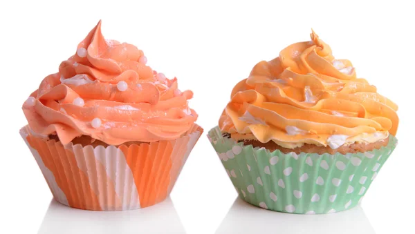 Deliciosos cupcakes isolados em branco — Fotografia de Stock