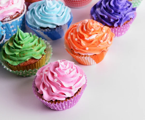 Heerlijke cupcakes op witte achtergrond — Stockfoto