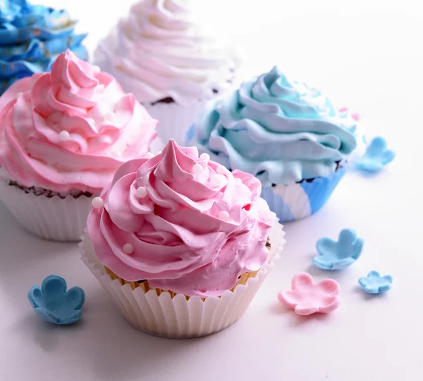 Deliciosos cupcakes isolados em branco — Fotografia de Stock